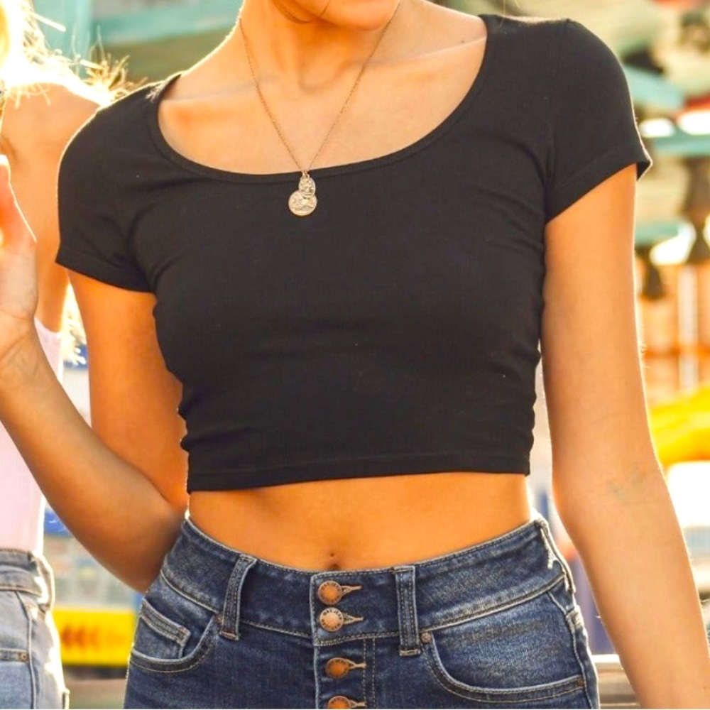 Black scoop neck short sleeve crop top
